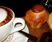 So kann der Tag beginnen: Cappuccino mit Hausgemachten Brioches.