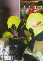 Wir hatten heute gegen Mittag einen kleinen Silo Brand. Die Kaffeehäutchen fingen im Silo aus unerklärlichen Gründen Feuer. Zum Glück nichts tragisches, da das Feuer nicht die Rohre zum Schornstein erreichte. Ein großes Lob für den schnellen Einsatz der F