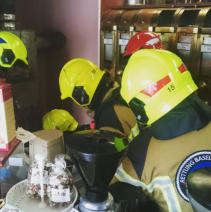 Wir hatten heute gegen Mittag einen kleinen Silo Brand. Die Kaffeehäutchen fingen im Silo aus unerklärlichen Gründen Feuer. Zum Glück nichts tragisches, da das Feuer nicht die Rohre zum Schornstein erreichte. Ein großes Lob für den schnellen Einsatz der F